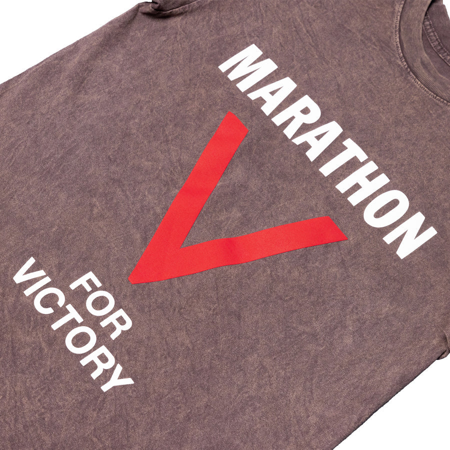 MARATHON V FOR VICTORY T-SHIRT - WASHED COCOA